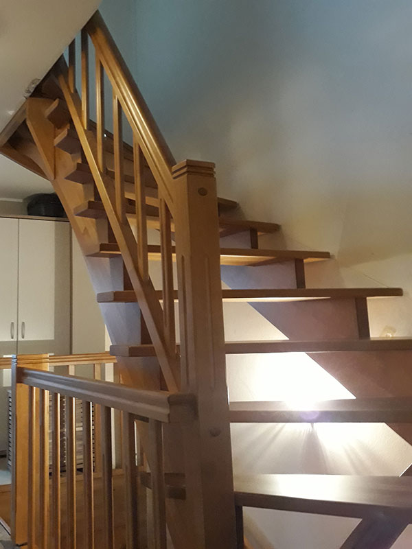 Holztreppe aufgesattelt halb gewendelt in Buche